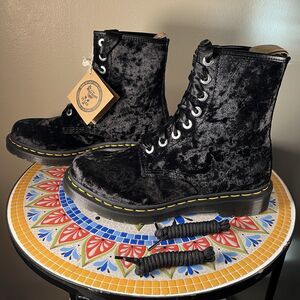 Dr. Doc Martens 1460 Vegan Crushed Velvet Womens Size 8 Boots Black Laces 8-Eye
